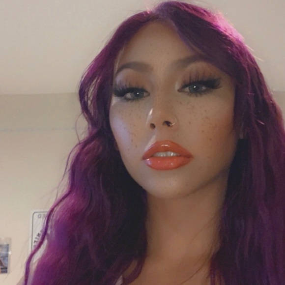 Meet your Posher, Hi! I’m Stefany 💜 - Picture 4 of 7